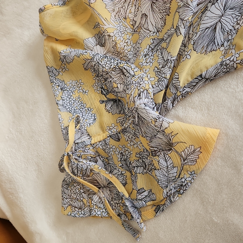 Liz Claborne Medium Yellow and Gray Floral Blouse with a Shell Lining - Picture 9 of 9